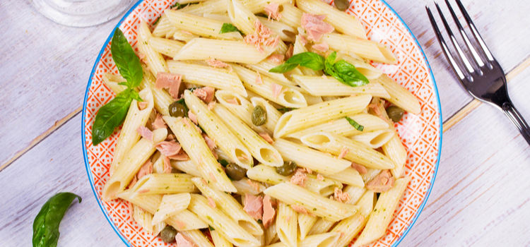 Pasta penne med tonfisk, kapris och basilika 