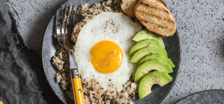 Frokosttallerken med quinoa og stekte egg
