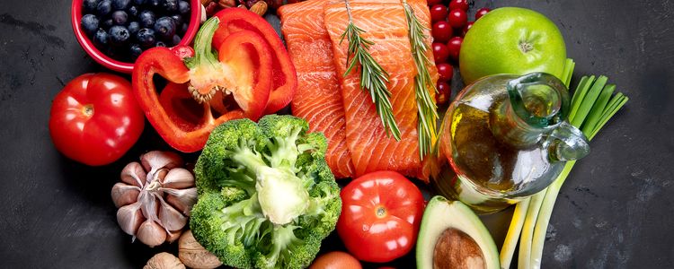 Atkins-dieten innebär att man äter mycket protein och fett och minskar på kolhydraterna.