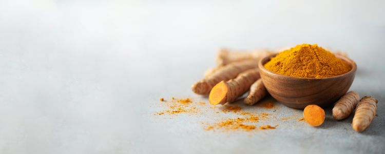 Gurkemejerod kan ligne en ingefær, men har en orange indre. Kan også bruges som et krydderi.