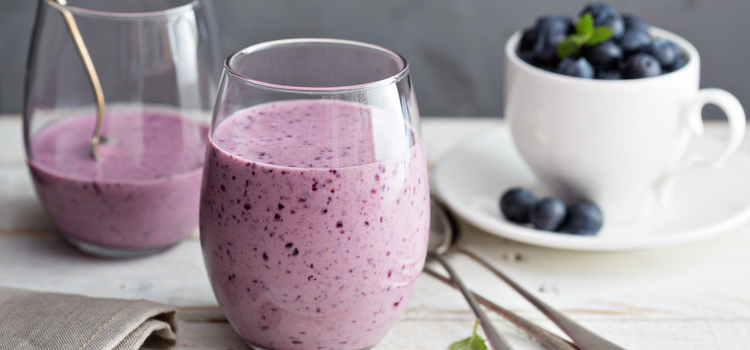 Smoothie med blåbär, banan och granatäpple 