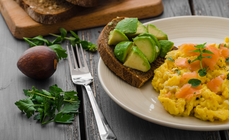 Røræg med avocado på ristet brød