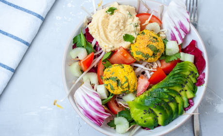 Falafelsallad med hummus