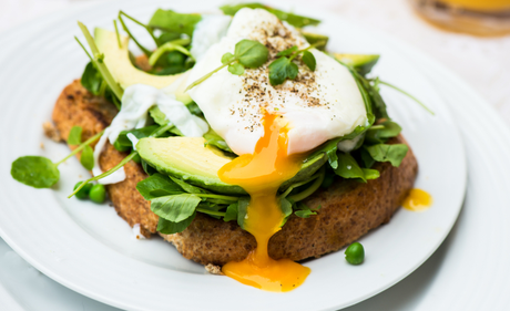 Pocheret æg, avocado og spinat på ristet brød