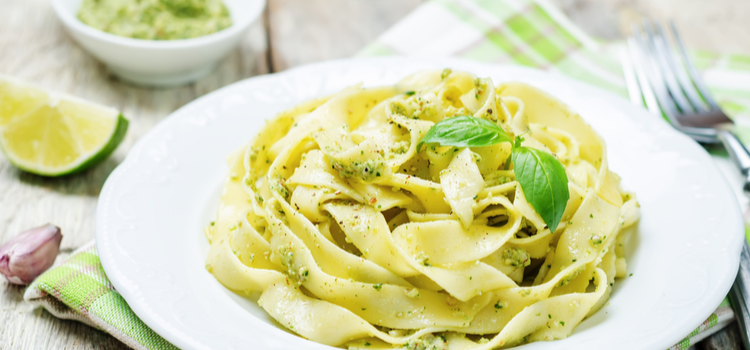 Pasta med avokado-pecan-pesto 