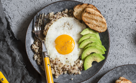 Morgenmadstallerken med quinoa og spejlæg