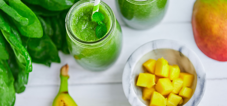 Mango-banan och spenat smoothie 