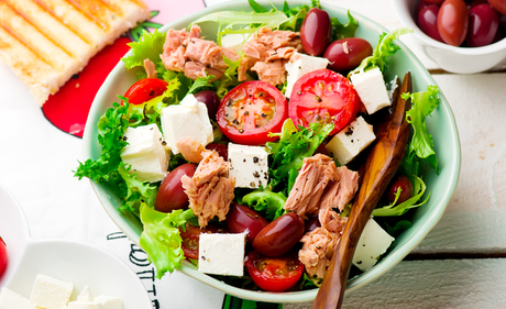 Salat med tun og feta