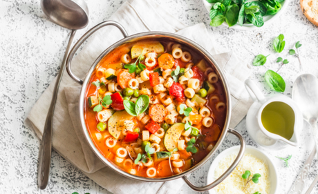 Mettende minestronesuppe