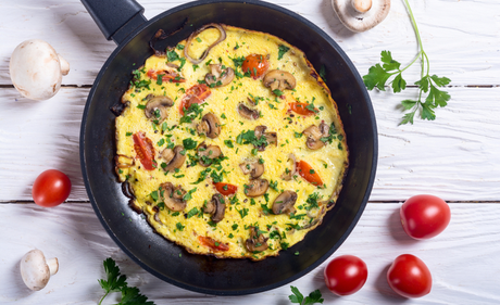 Omelet med champignon og tomat