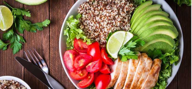 Fargerik avokado, quinoa og kyllingsalat