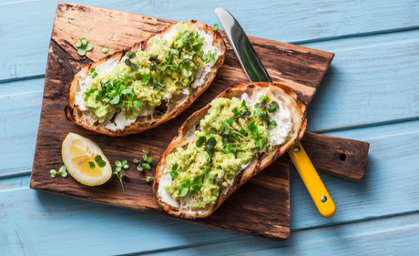 Avocado på ristet brød