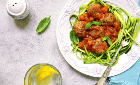 Kycklingköttbullar med zucchininudlar